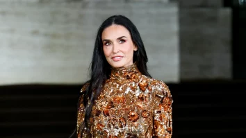 Demi Moore rămâne un fashion icon chiar și la 62 de ani. Actrița și-a făcut apariția pe covorul roșu într-o rochie Gucci transparentă, decorată cu cristale și motive floral