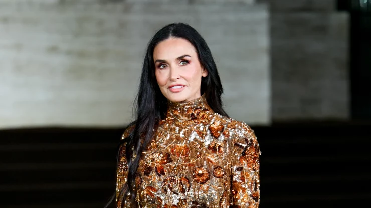 Demi Moore rămâne un fashion icon chiar și la 62 de ani. Actrița și-a făcut apariția pe covorul roșu într-o rochie Gucci transparentă, decorată cu cristale și motive floral