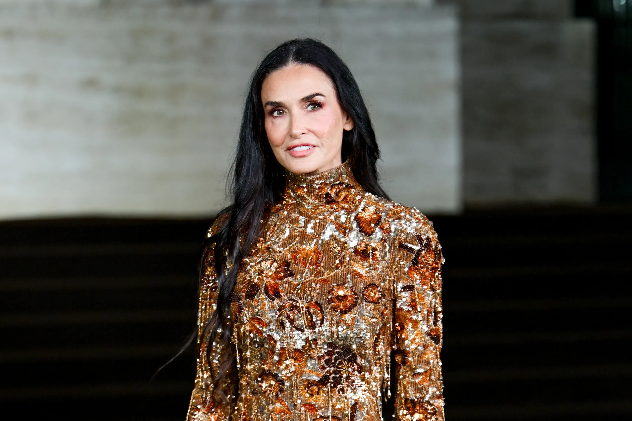 Demi Moore rămâne un fashion icon chiar și la 62 de ani. Actrița și-a făcut apariția pe covorul roșu într-o rochie Gucci transparentă, decorată cu cristale și motive floral