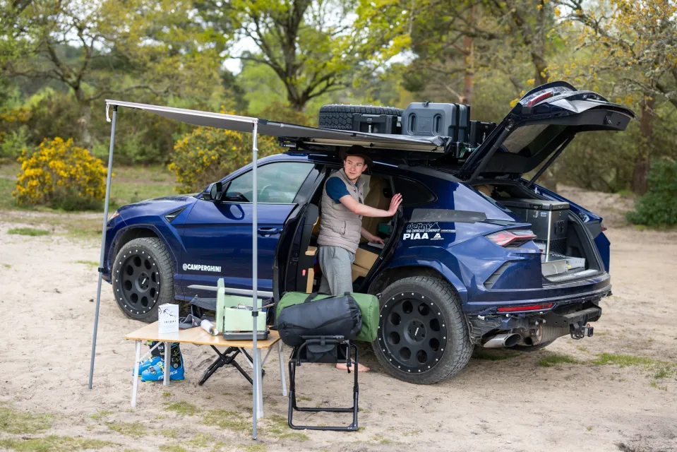 Un bărbat care lucra în construcții și-a schimbat total viața. A vândut tot și s-a mutat într-un Lamborghini Urus, transformat într-o garsonieră pe roți, cu care călătorește acum prin lume