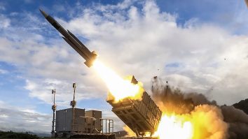 Livrările de arme ale SUA către NATO și Ucraina întârzie din cauza blocajului guvernamental. Oficialii americani avertizează că Rusia și China profită de vulnerabilitatea Statelor Unite