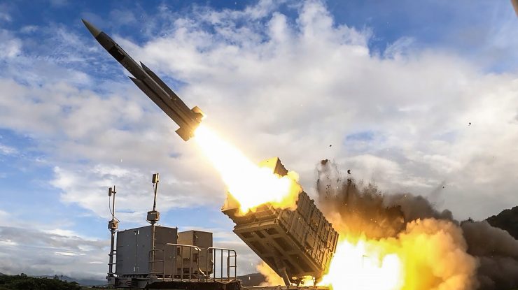 Livrările de arme ale SUA către NATO și Ucraina întârzie din cauza blocajului guvernamental. Oficialii americani avertizează că Rusia și China profită de vulnerabilitatea Statelor Unite