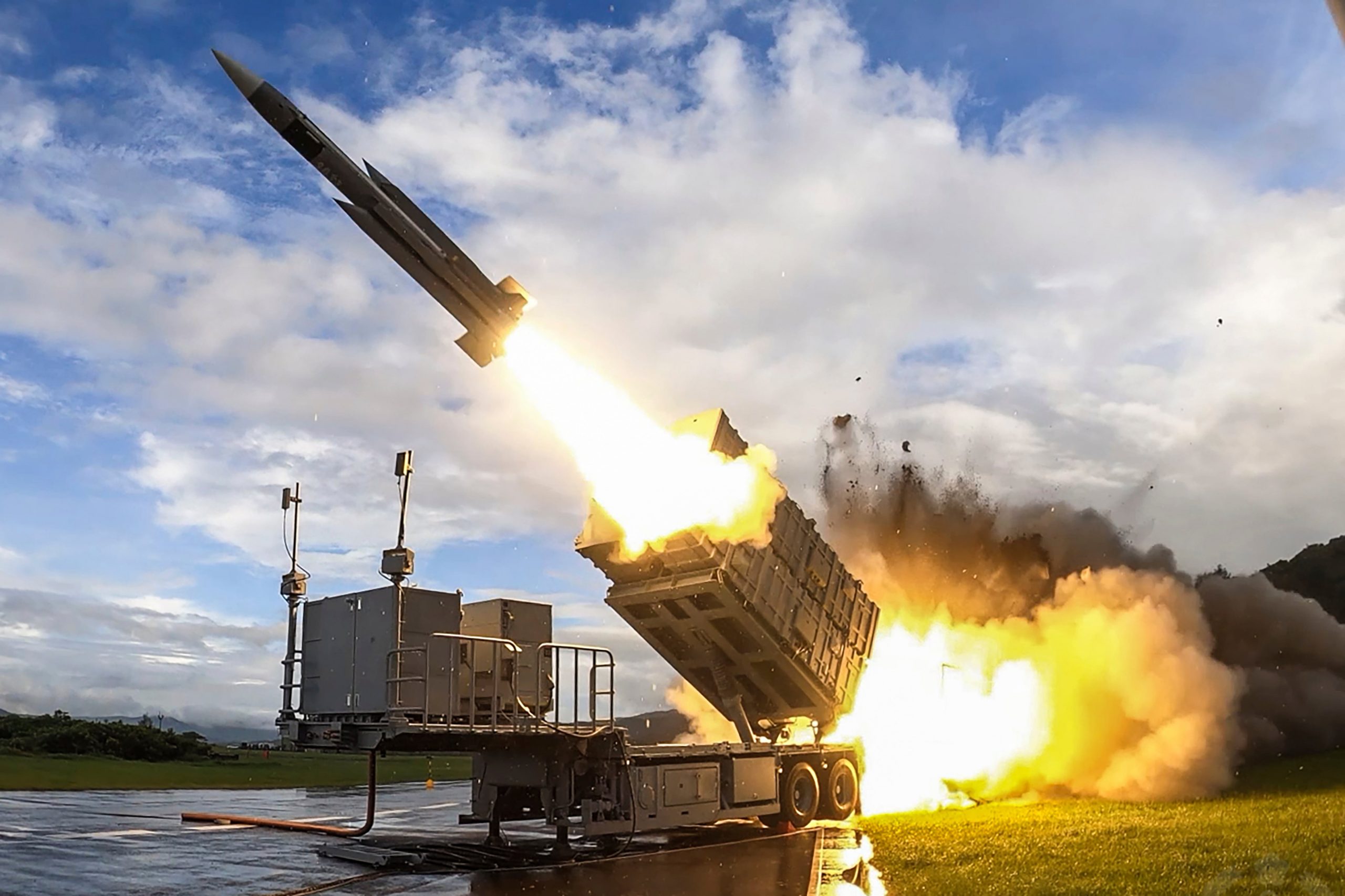 Livrările de arme ale SUA către NATO și Ucraina întârzie din cauza blocajului guvernamental. Oficialii americani avertizează că Rusia și China profită de vulnerabilitatea Statelor Unite