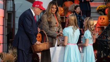 Donald Trump a organizat o petrecere fastuoasă de Halloween la reședința sa din Mar-a-Lago. Ce nume mari s-au numărat printre cei prezenți la eveniment