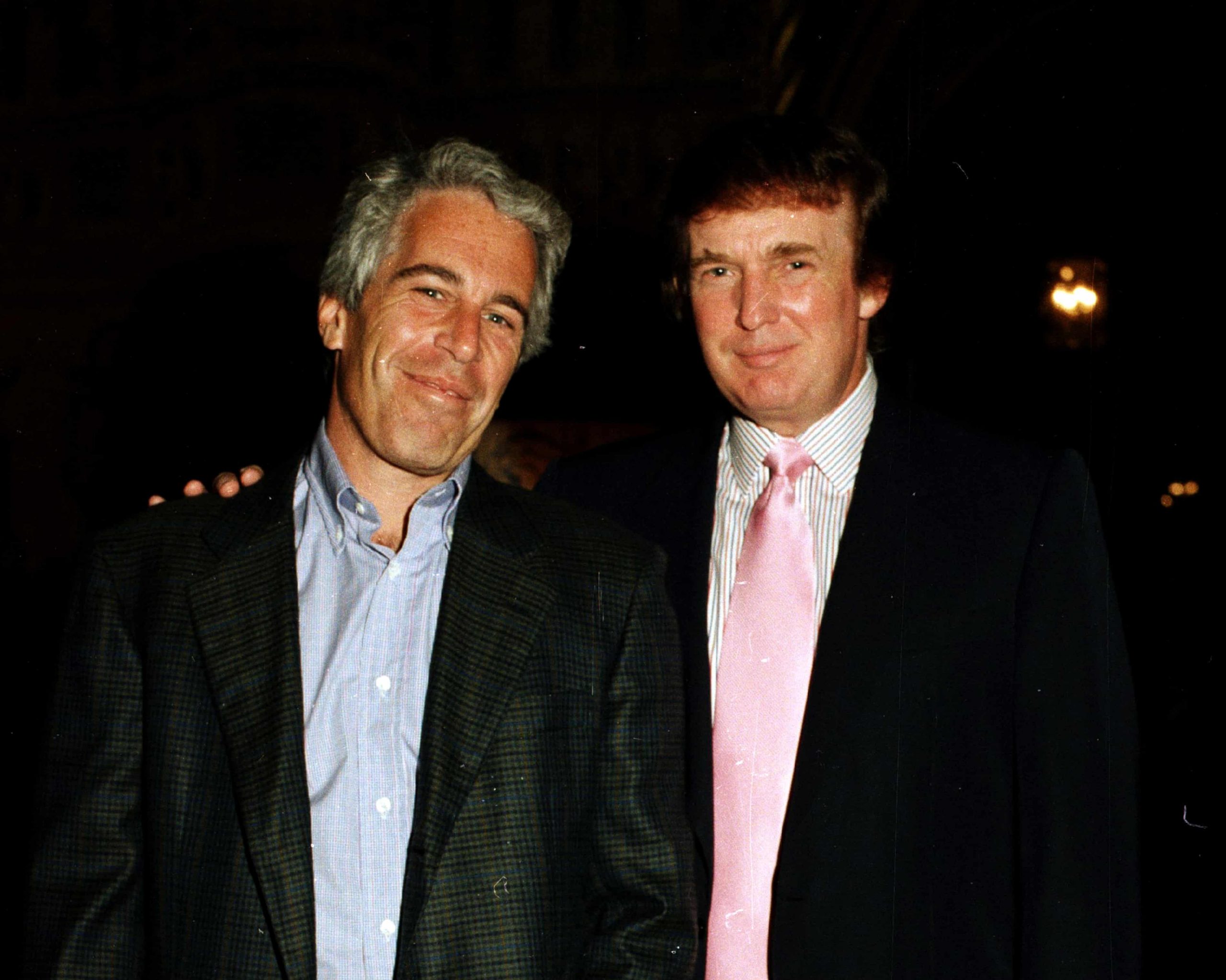 Senatul SUA îi trimite lui Donald Trump proiectul de lege privind desecretizarea dosarului Epstein. Departamentul de Justiție are la dispoziție 30 de zile pentru a publica documentele