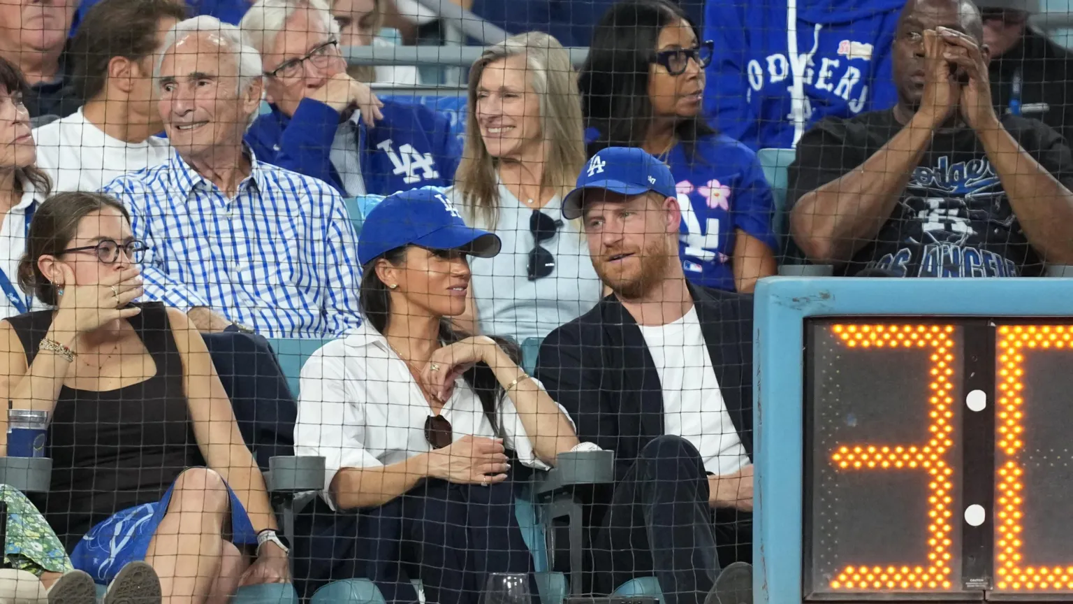 Prințul Harry a dat-o în bară la un meci de baseball. Și-a cerut scuze Canadei, după ce a purtat o șapcă a echipei Los Angeles Dodgers, la un meci împotriva Toronto Blue Jays