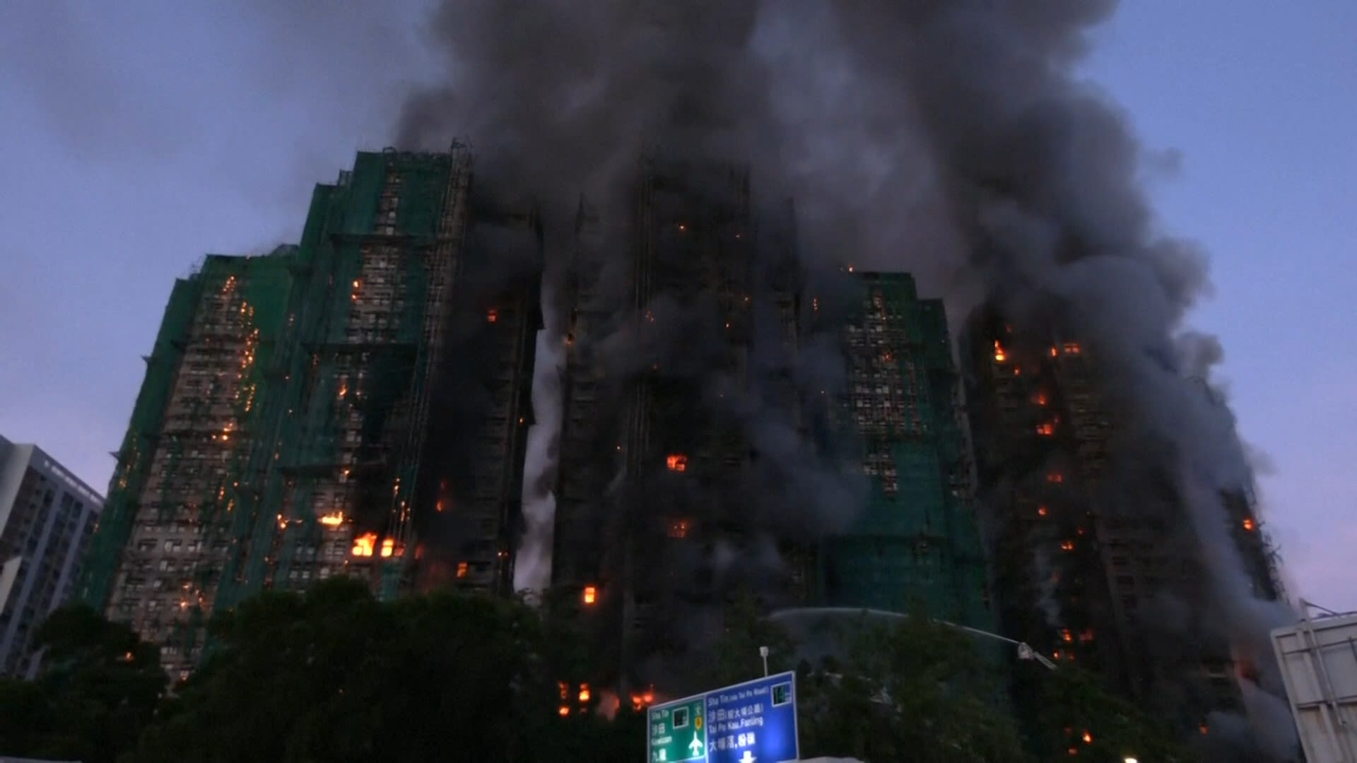 Hong Kong este în doliu. Incendiul devastator care a ars un întreg complex rezidențial a luat viața a cel puțin 128 de persoane, iar alte 200 sunt date dispărute