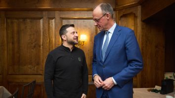 Merz îi cere lui Zelenski să oprească plecarea tinerilor ucraineni spre Germania: „Să rămână în Ucraina și să lupte pentru țară”