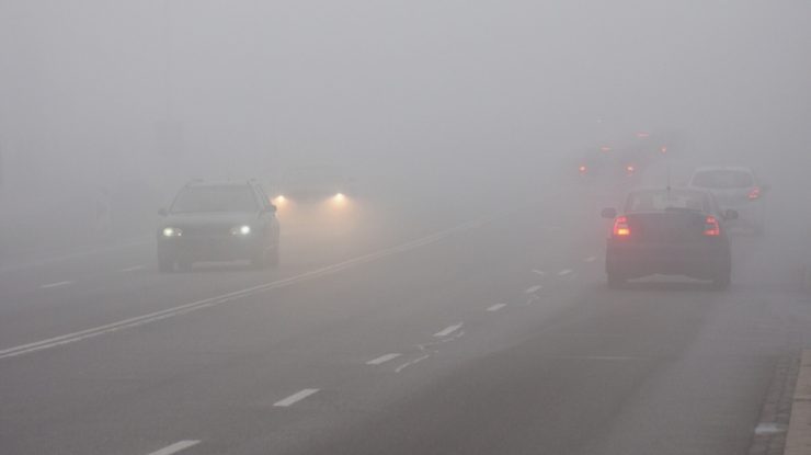 ANM emite cod galben de ceață în mai multe județe din țară. Vizibilitatea ajunge la sub 50 de metri