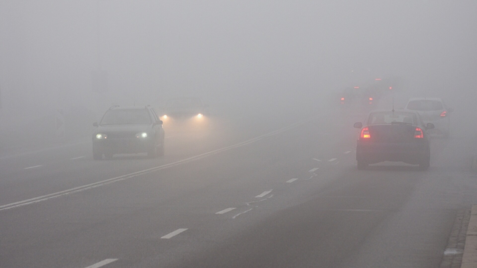 Infotrafic: Ceața densă afectează drumurile din jumătate din țară. Vizibilitatea coboară sub 50 de metri, în mai multe zone