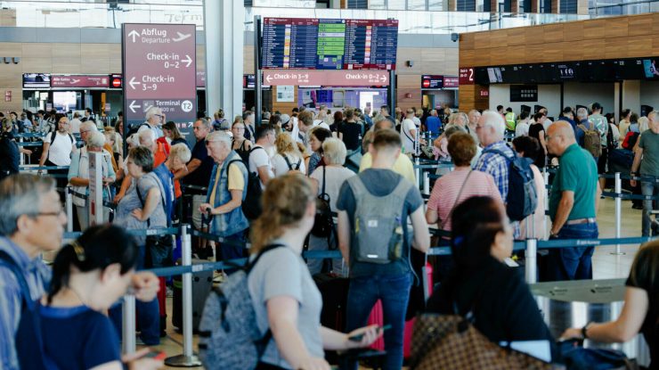 Panică pe un aeroport din Berlin. Zborurile au fost suspendate timp de aproape două ore după o alertă referitoare la prezența unei drone