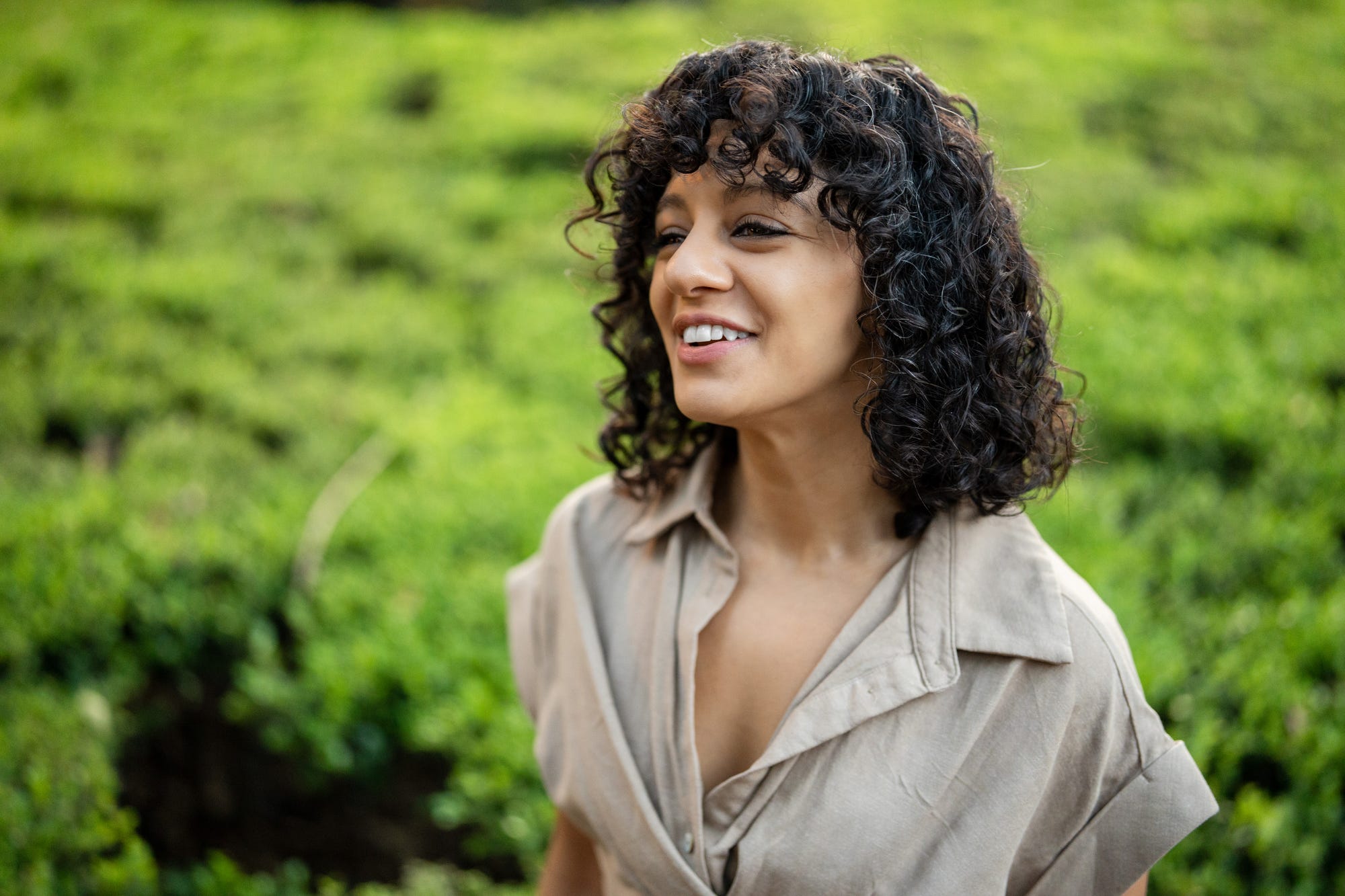 STUDIU. Femeile cu păr creț, în special cele de culoare, sunt mai des discriminate la locul de muncă.