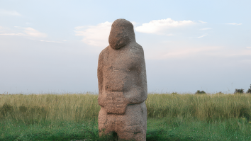 Ucrainenii își riscă viața ca să salveze statuile istorice din tranșee