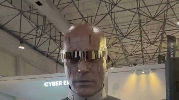 La o expoziție tech din Iran au fost prezentați actori costumați ca „roboți umanoizi”. Oficialii iranieni spun că a fost o „inițiativă privată”