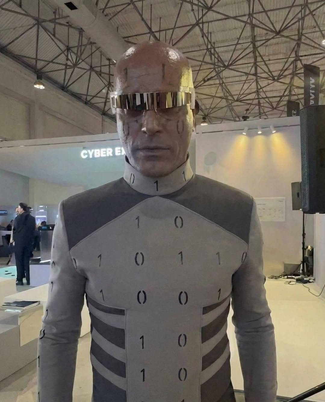 La o expoziție tech din Iran au fost prezentați actori costumați ca „roboți umanoizi”. Oficialii iranieni spun că a fost o „inițiativă privată”