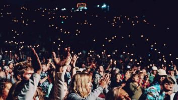 STUDIU. Peste 70% dintre tineri preferă să meargă la un concert live, în loc să facă sex. Ce spun specialiștii