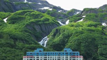 Viața locuitorilor orașului Whittier din Alaska se desfășoară exclusiv într-un singur bloc cu 14 etaje. În oraș trăiesc 220 de oameni, iar unii nu ies afară cu lunile