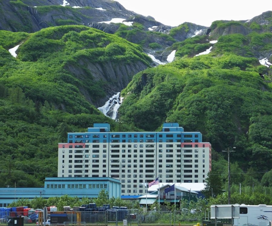 Viața locuitorilor orașului Whittier din Alaska se desfășoară exclusiv într-un singur bloc cu 14 etaje. În oraș trăiesc 220 de oameni, iar unii nu ies afară cu lunile
