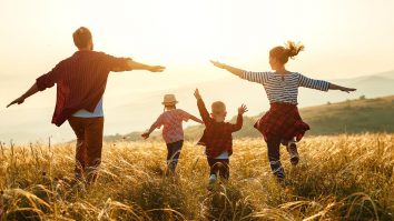 O țară fericită e o țară mai sănătoasă. Ce arată un studiu realizat de cercetători români despre fericirea națiunilor