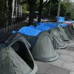 Daily Mail scrie că migranți români stau în corturi, în Londra. Oamenii de afaceri se plâng că aceștia consumă droguri și cerșesc