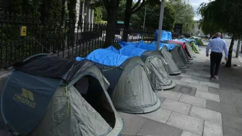 Daily Mail scrie că migranții români stau în corturi, în Londra. Oamenii de afaceri se plâng că aceștia consumă droguri și cerșesc