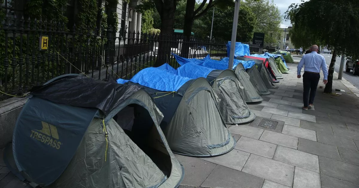 Daily Mail scrie că migranți români stau în corturi, în Londra. Oamenii de afaceri se plâng că aceștia consumă droguri și cerșesc