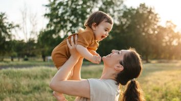 Schimbatul scutecului poate fi prima lecție despre consimțământ. Psihologii îți spun de ce nu e bine să schimbi bebelușul până nu ai acordul lui