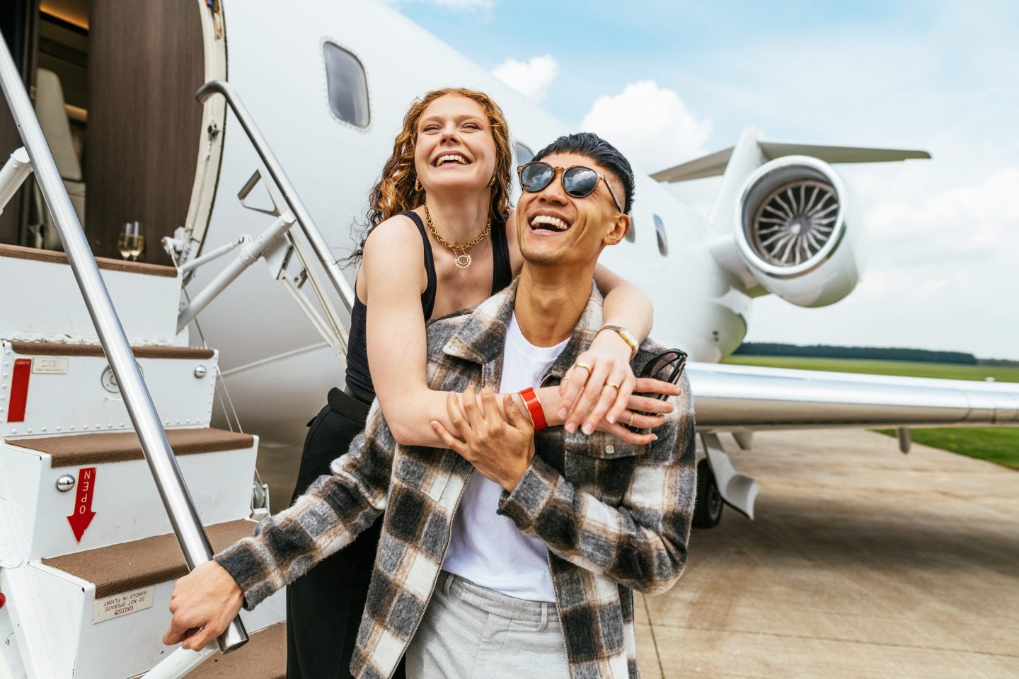 STUDIU. Jumătate dintre tinerii Generației Z mint despre situația lor financiară la primul date