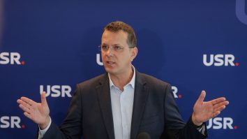 Ionuț Moșteanu a demisionat de la Apărare cu doar 3 zile înainte de Ziua Națională. De ce este partidul USR marele câștigător al acestei demisii