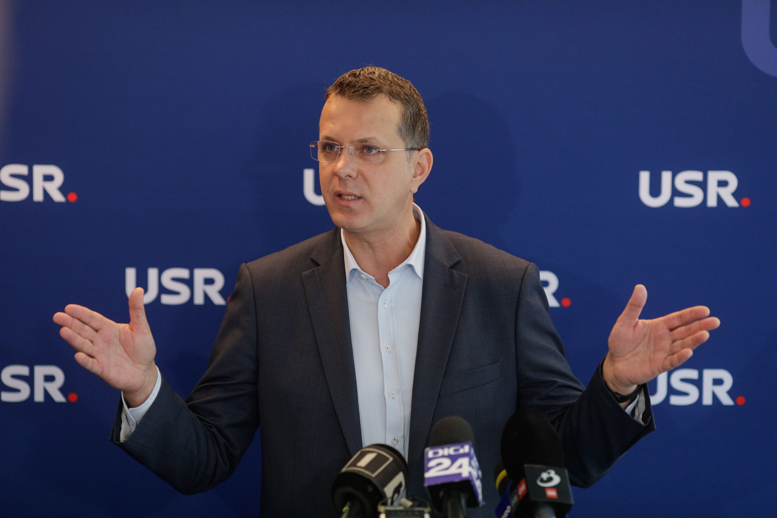 Ionuț Moșteanu a demisionat de la Apărare cu doar 3 zile înainte de Ziua Națională. De ce este partidul USR marele câștigător al acestei demisii