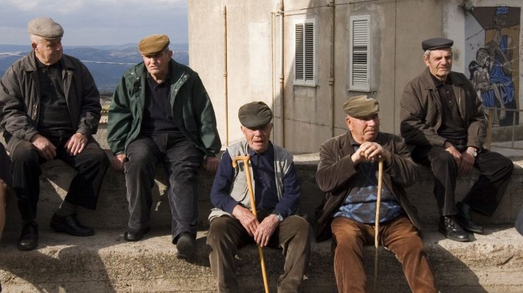 Numărul centenarilor din Italia continuă să crească, depășind 23.500 în 2025. Ce îi face pe italieni să trăiască atât de mult