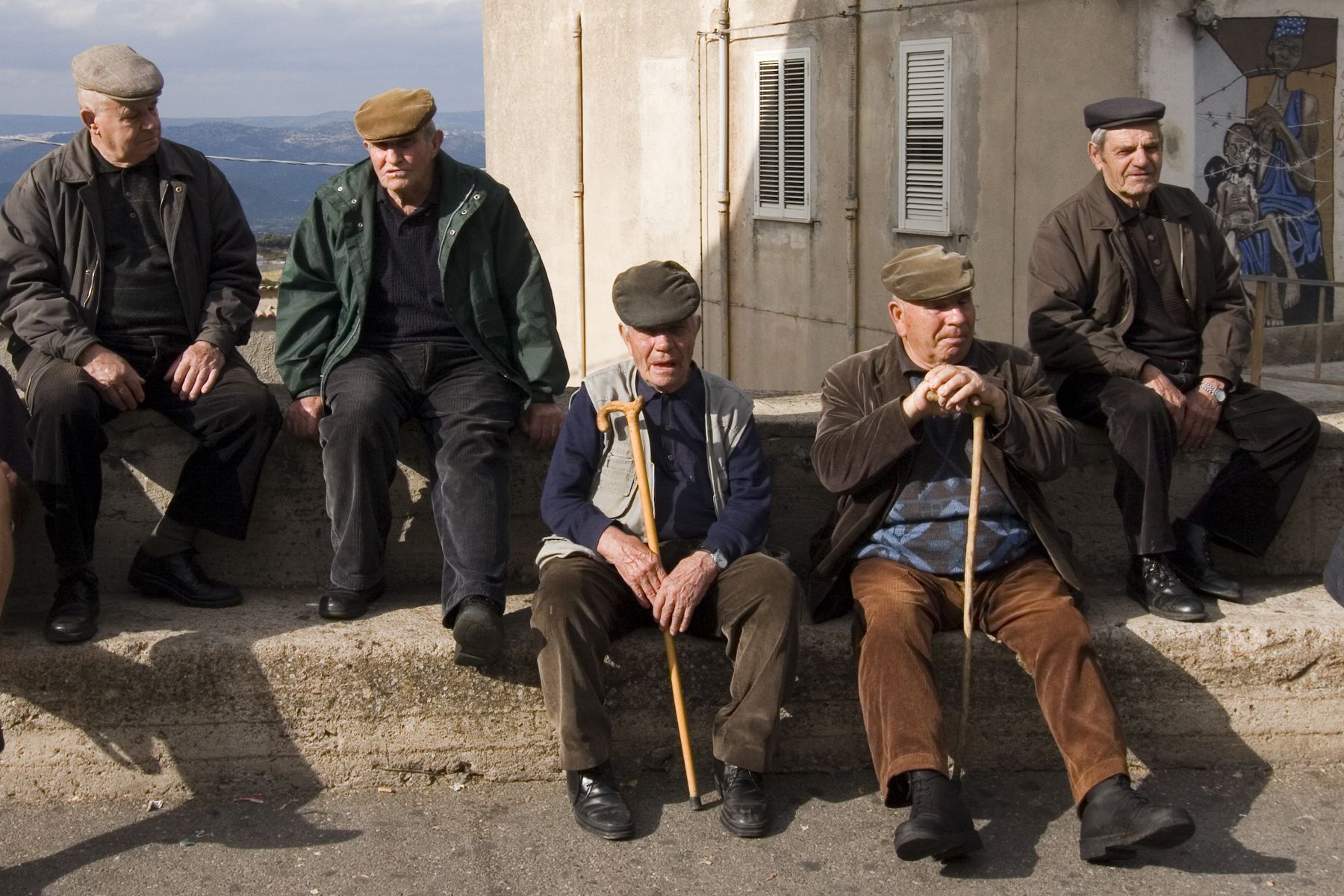 Numărul centenarilor din Italia continuă să crească, depășind 23.500 în 2025. Ce îi face pe italieni să trăiască atât de mult