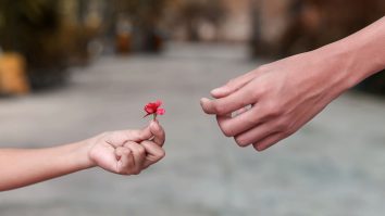 Italienii vor să includă „bunătatea” în indicatorii progresului. Inițiatorii legii vor ca această calitate să devină o competență civică