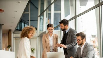 Productivitatea scade cu 30% dacă ai un coleg care nu dă randament la locul de muncă. Radu Leca, psiholog: „Când suntem foarte buni, suntem la un pas de burnout”