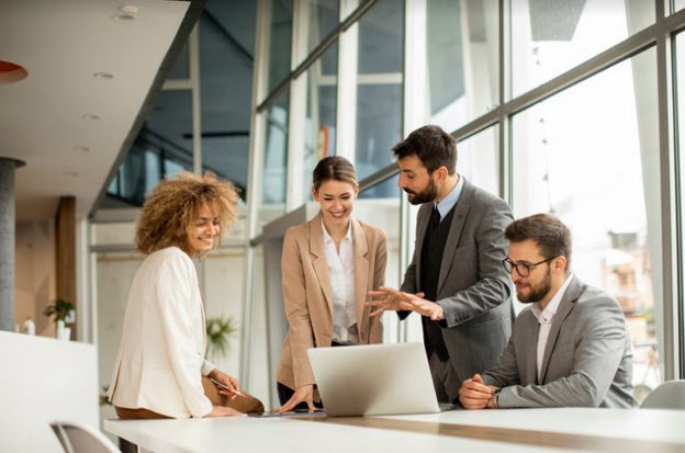 Productivitatea scade cu 30% dacă ai un coleg care nu dă randament la locul de muncă. Radu Leca, psiholog: „Când suntem foarte buni, suntem la un pas de burnout”