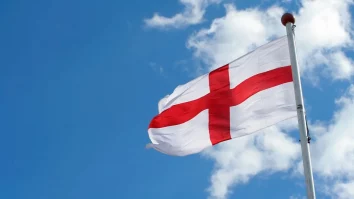 NHS: Steagurile cu St. George intimidează personalul medical. Unele persoane asociază steagul cu intoleranța și excluderea