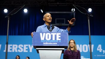 Obama îl atacă pe Trump: „În fiecare zi, Casa Albă oferă oamenilor o nouă porție de ilegalitate, imprudență, răutate și pură nebunie”