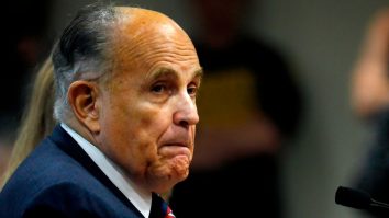 Trump îl grațiază pe Rudy Giuliani și alți apropiați implicați în tentativele de răsturnare a alegerilor din 2020