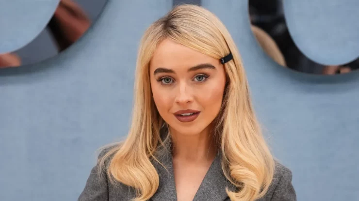 Sabrina Carpenter va juca rolul principal în musicalul inspirat din „Alice în Țara Minunilor”, de la Universal Studios