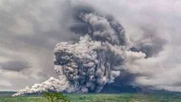 Indonezia e în „alertă maximă” și evacuează masiv populația după ce Vulcanul Semeru a erupt de 10 ori într-o singură zi