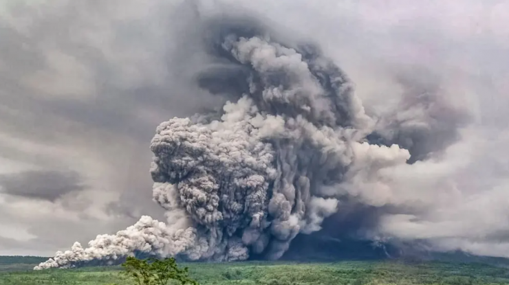 Indonezia e în „alertă maximă” și evacuează masiv populația după ce Vulcanul Semeru a erupt de 10 ori într-o singură zi