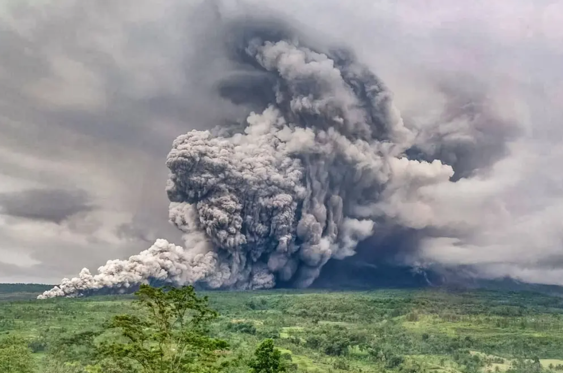 Indonezia e în „alertă maximă” și evacuează masiv populația după ce Vulcanul Semeru a erupt de 10 ori într-o singură zi