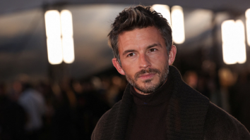 Jonathan Bailey devine primul bărbat gay numit „Cel mai Sexy Bărbat în Viață”