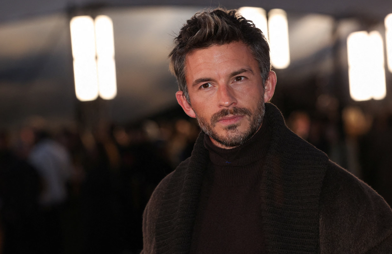 Jonathan Bailey devine primul bărbat gay numit „Cel mai Sexy Bărbat în Viață”