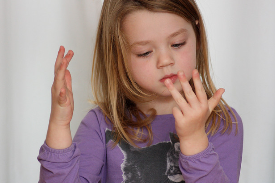 Copiii care numără pe degete devin mai buni la matematică, spun cercetătorii