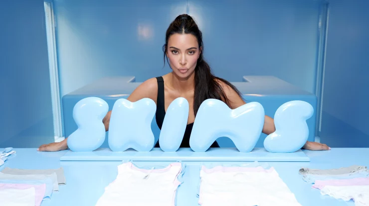 Skims, brandul de lenjerie modelatoare fondat de Kim Kardashian, a fost evaluat la 5 miliarde de dolari 