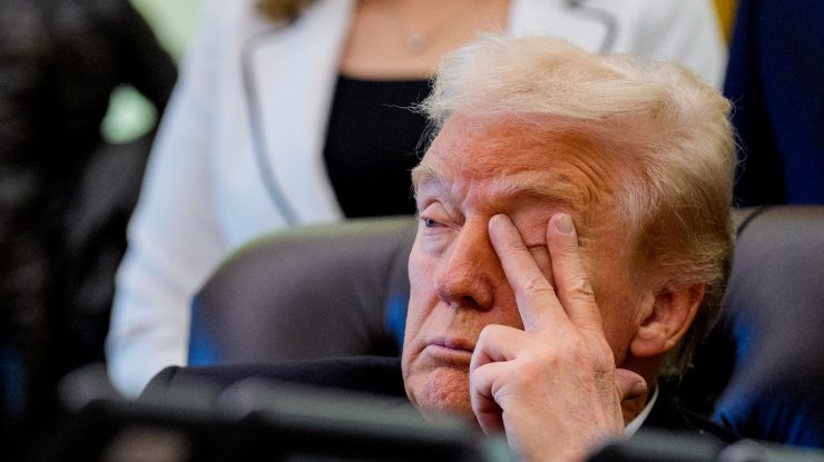 Donald Trump a fost surprins cu ochii închiși în timpul unui eveniment din Biroul Oval. Imaginile au stârnit un val de reacții în online