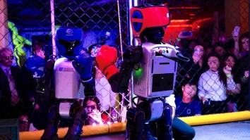 Ultimate Fighting Bots organizează lupte fizice între roboți controlați de oameni. UFB este prima competiție de box între roboți
