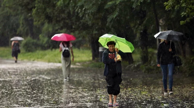 ANM avertizează că în următoarele zile vremea va fi capricioasă, cu ploi și vânt. La București, maximele vor fi de 15°C, iar minimele până la 8°C