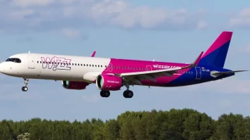Un incident aviatic a avut loc pe Aeroportul Băneasa, după aterizarea unui avion Wizz Air. O flacără a apărut sub cabina aeronavei în timpul conectării la alimentarea electrică